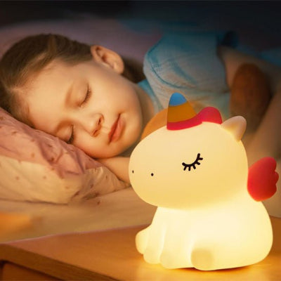 veilleuse enfant lilicorne avec fille dort