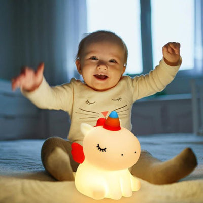 veilleuse enfant avec bébé content